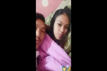 Kemesraan Sejoli Cantik Di Kamar Tidur Sepi poster