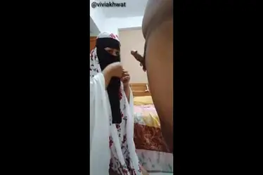 Ukhti Hijab Cantik Pasrah Goyang Kasur Crot poster
